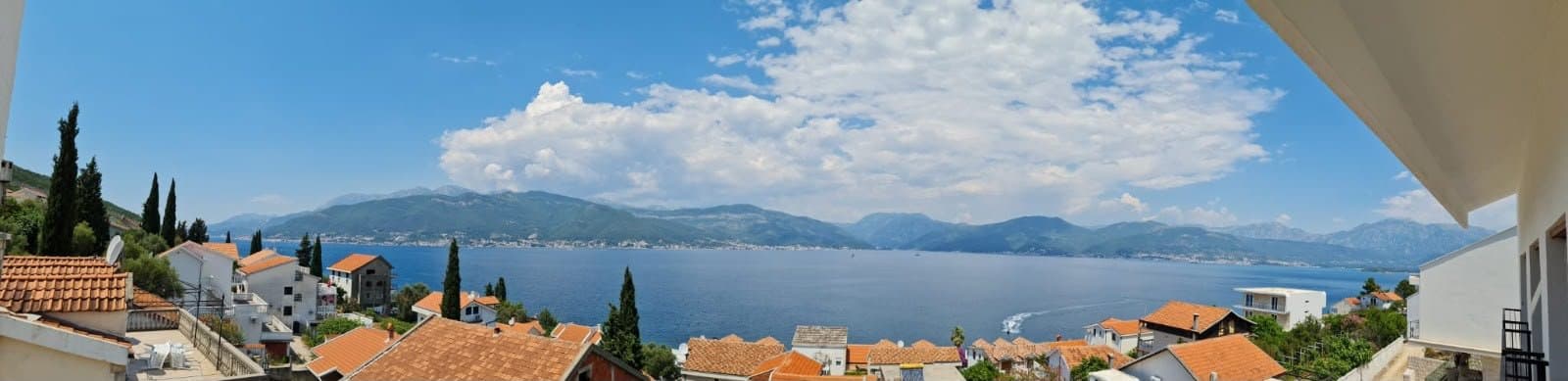 Krašići – Tivat bölgesinde Denize sadece 2 dakika yürüme mesafesinde, deniz manzaralı 32 m² stüdyo daire. — 2