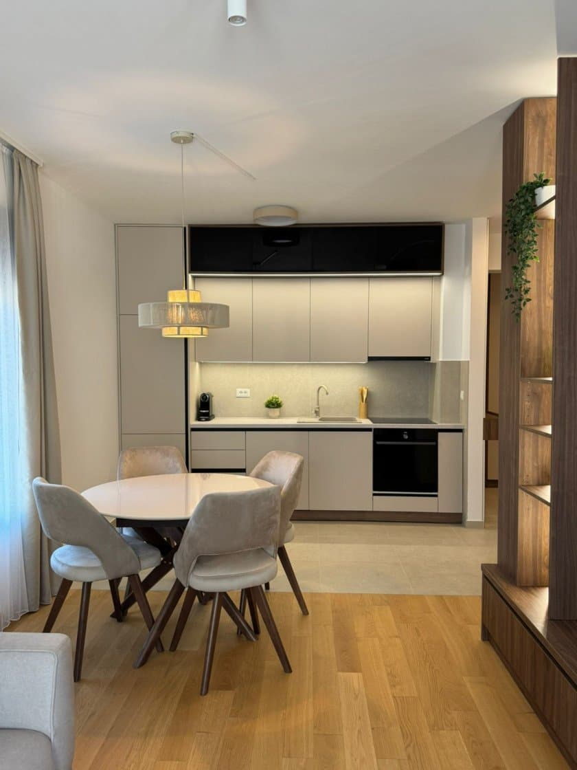 Jednosoban namješten stan sa garažom u Bečićima, 47 m² - godišnji najam — 2