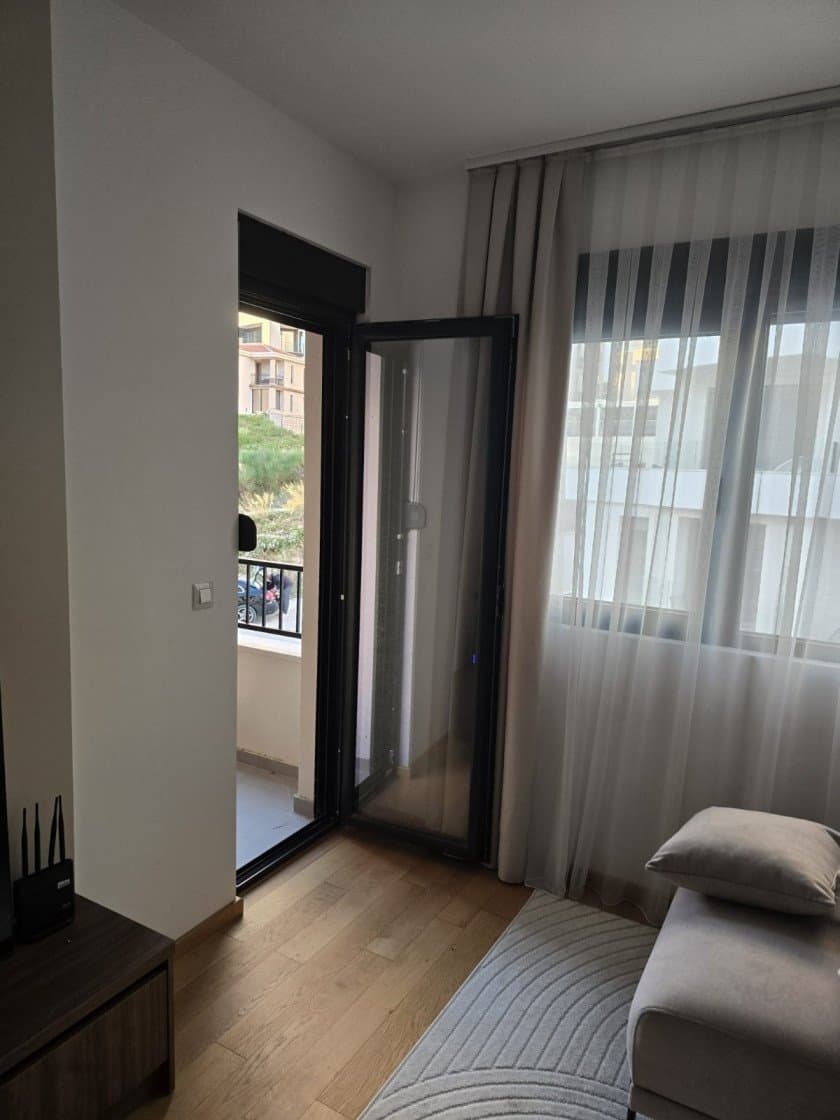 Једнособан намјештен стан са гаражом у Бечићима, 47 m² - годишњи најам - Slika 2