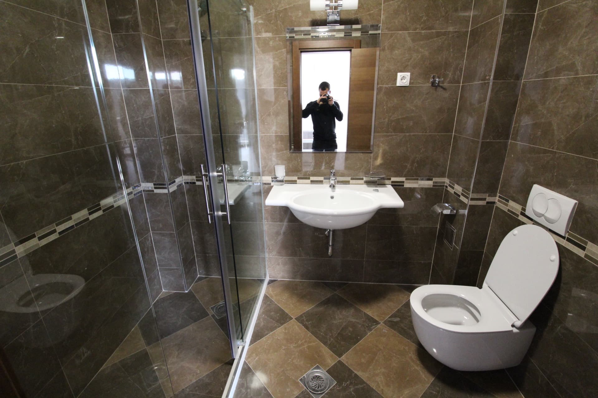 Hotel with 22 Rooms and a Restaurant in Sutomore - Image 16