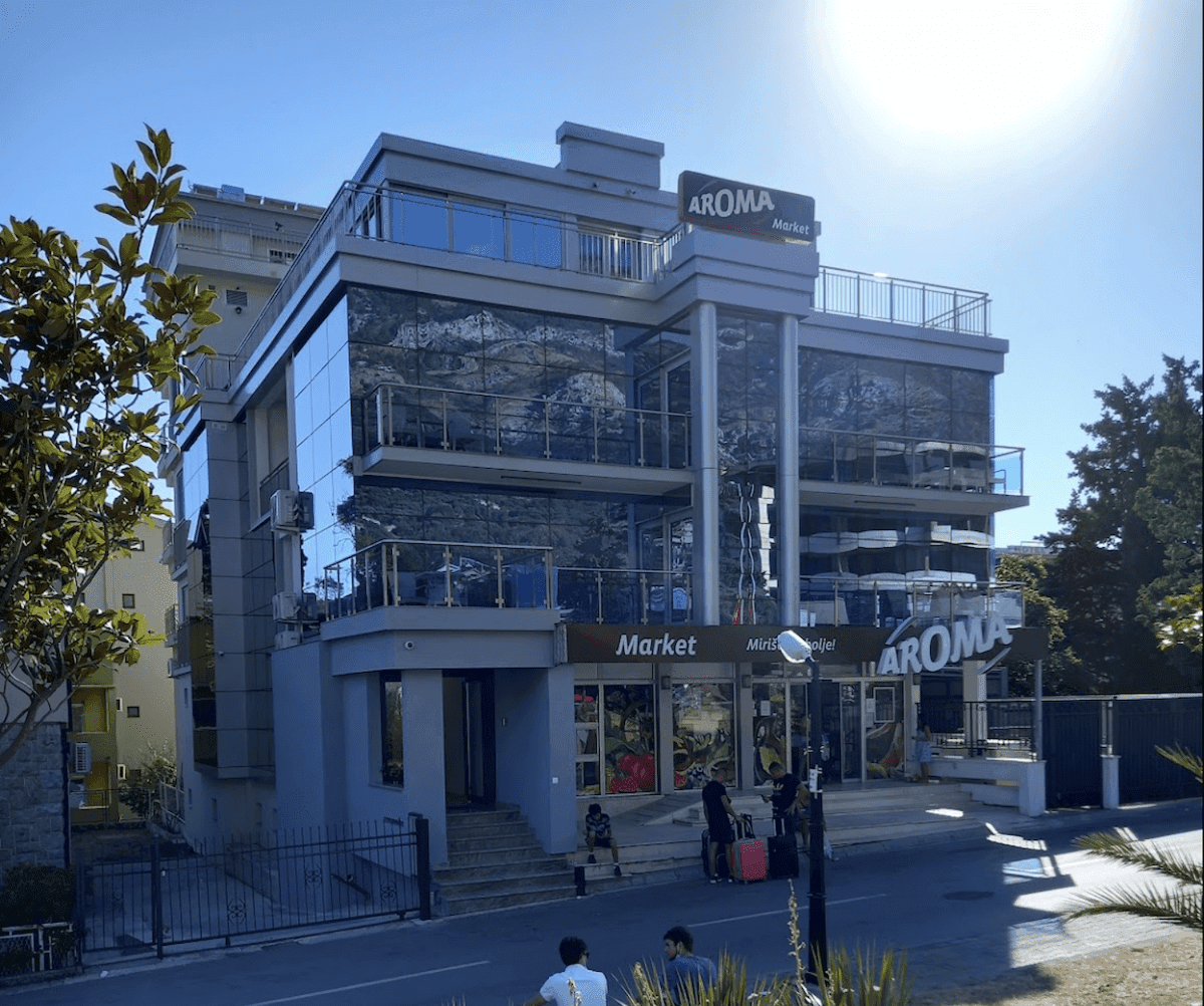 Hotel with 22 Rooms and a Restaurant in Sutomore