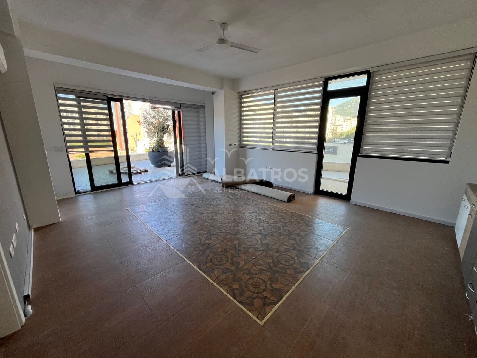 Commercial Space 83 m² + 85 m² Terrace, City Center, Bar