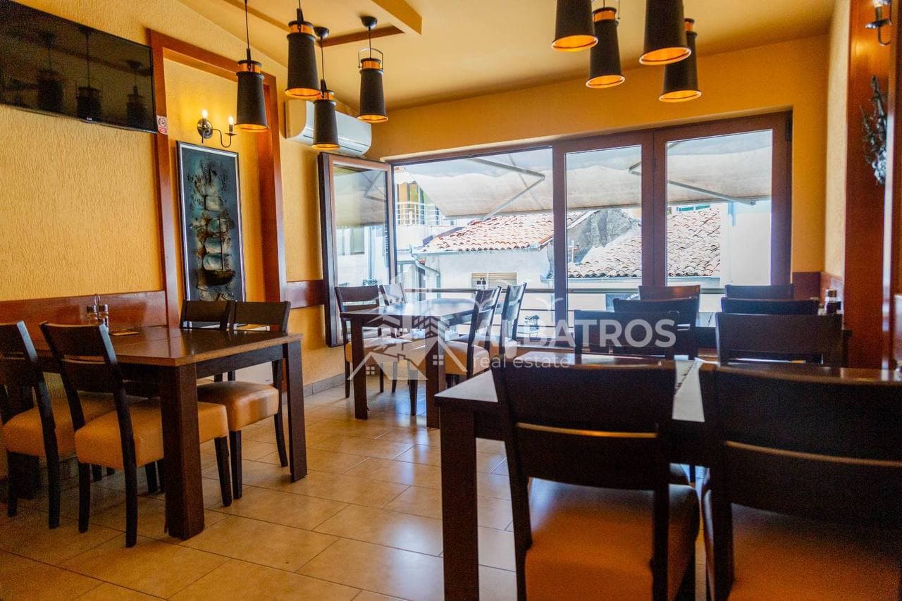 Local commercial de 60 m² sur deux niveaux en location annuelle à Ulcinj - Image 4