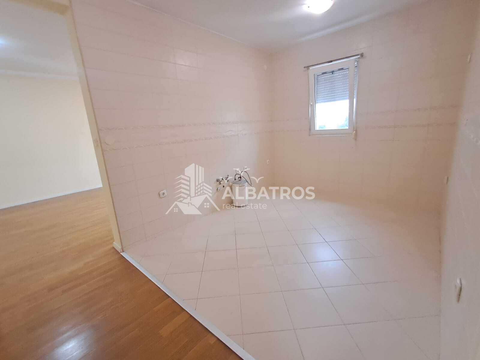 Appartamento non arredato con 1 camera da letto di 75 m2 nel centro di Bar - Immagine 3