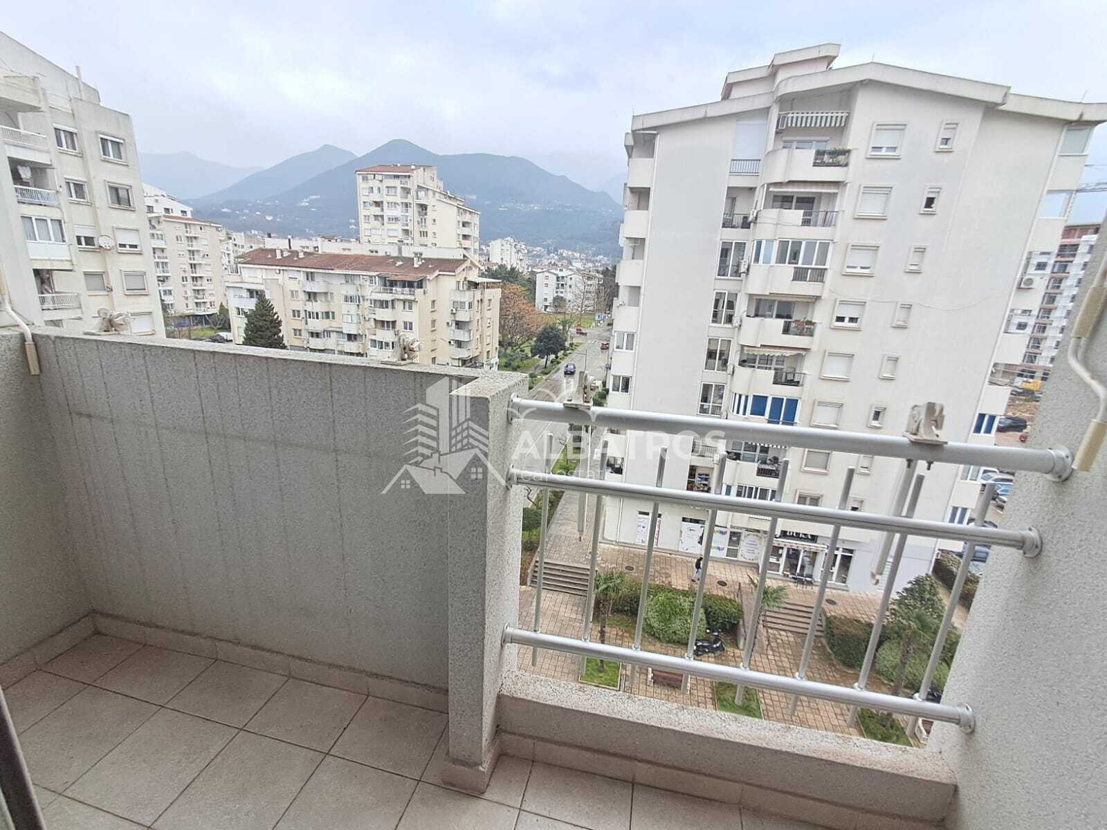 Appartamento non arredato con 1 camera da letto di 75 m2 nel centro di Bar - Immagine 11