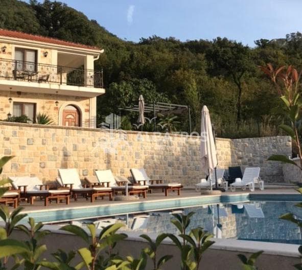 Bar, Zupci'de Havuzlu Sitede Satılık 50 m² 1+1 Ev
