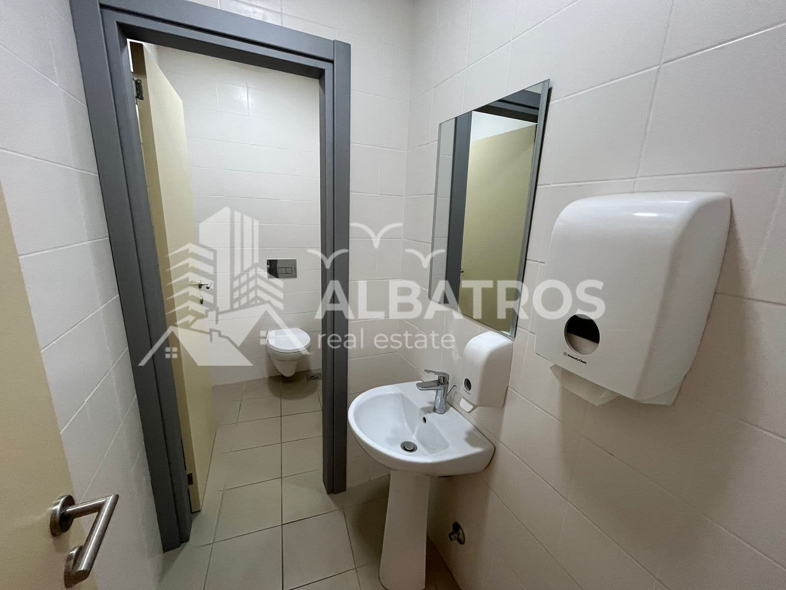 181 m² Commercial Space in Bar City Centre - Image 4