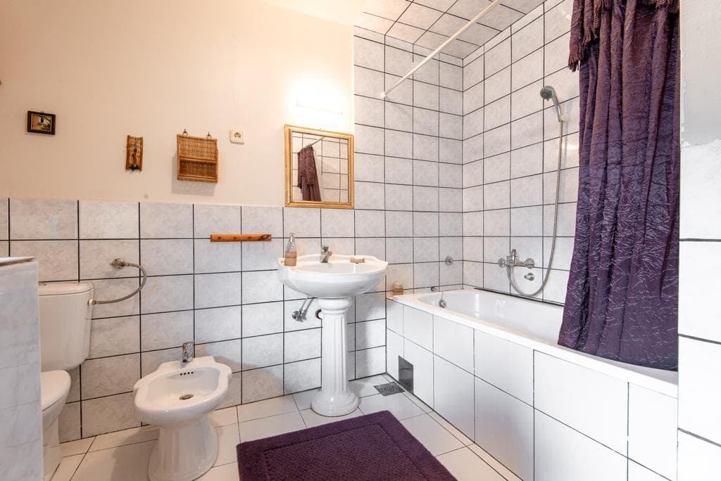 Třípodlažní dům 600 m² s 10 ložnicemi v Dobré Vodě, Bar - Obrázek 7