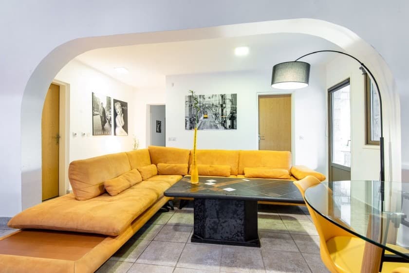 Třípodlažní dům 600 m² s 10 ložnicemi v Dobré Vodě, Bar - Obrázek 3