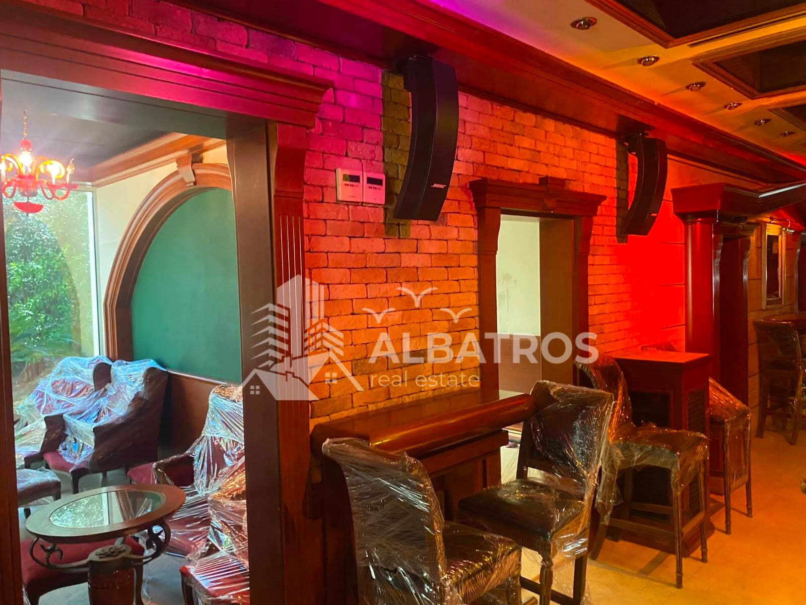 محل تجاري/مطعم بمساحة 169 م² مع تراسات في وسط بار — 2