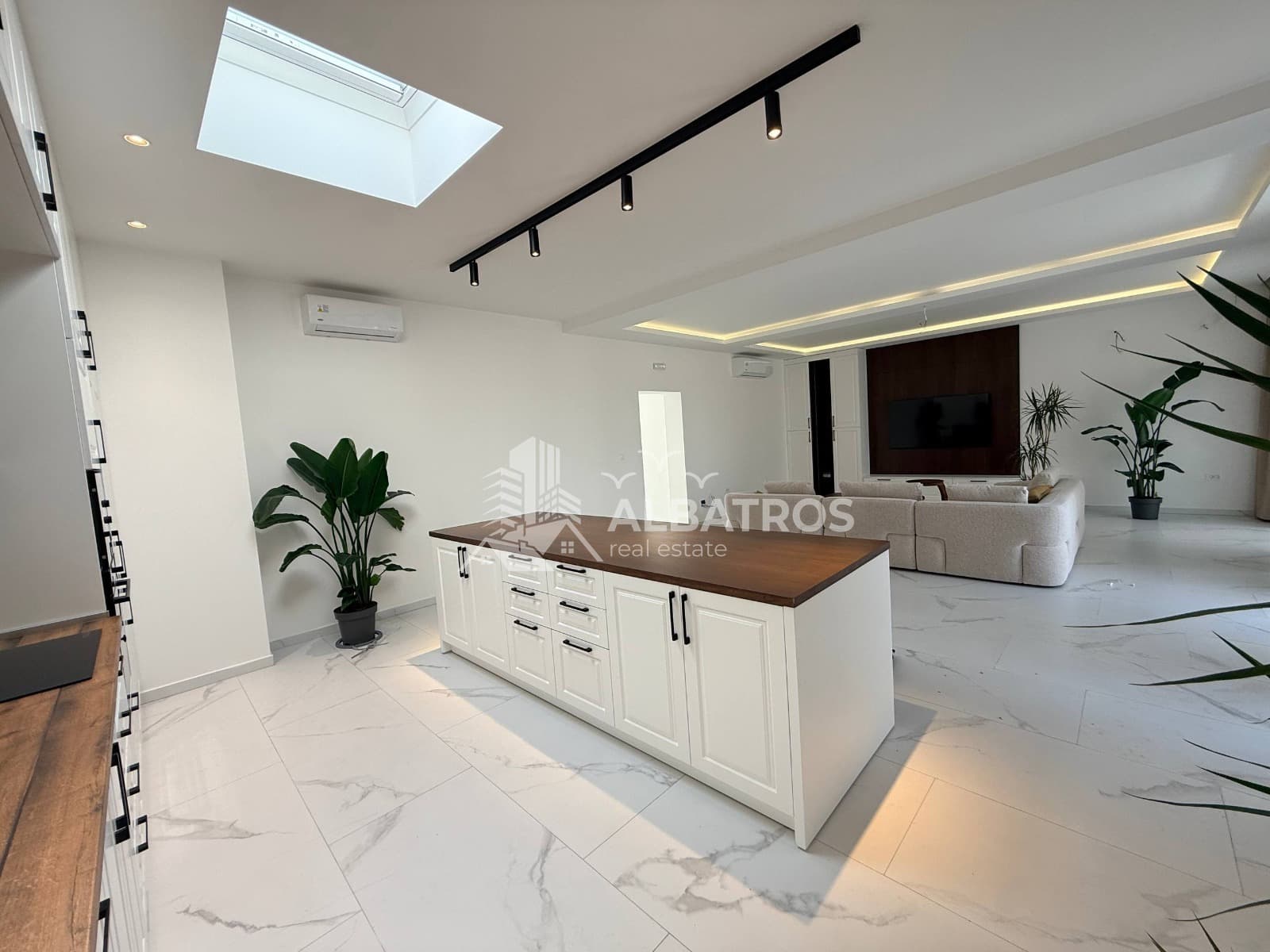 Bar, Soho City'de Satılık Havuzlu Lüks 442 m² Penthouse — 2