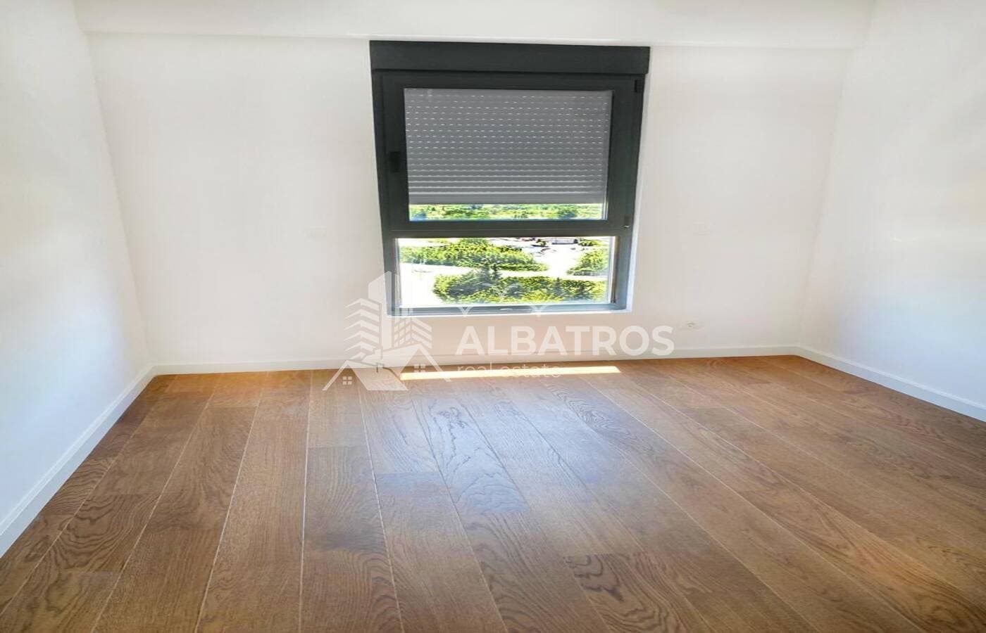 Unfurnished One-Bedroom Apartment 74 m², Center, Bar