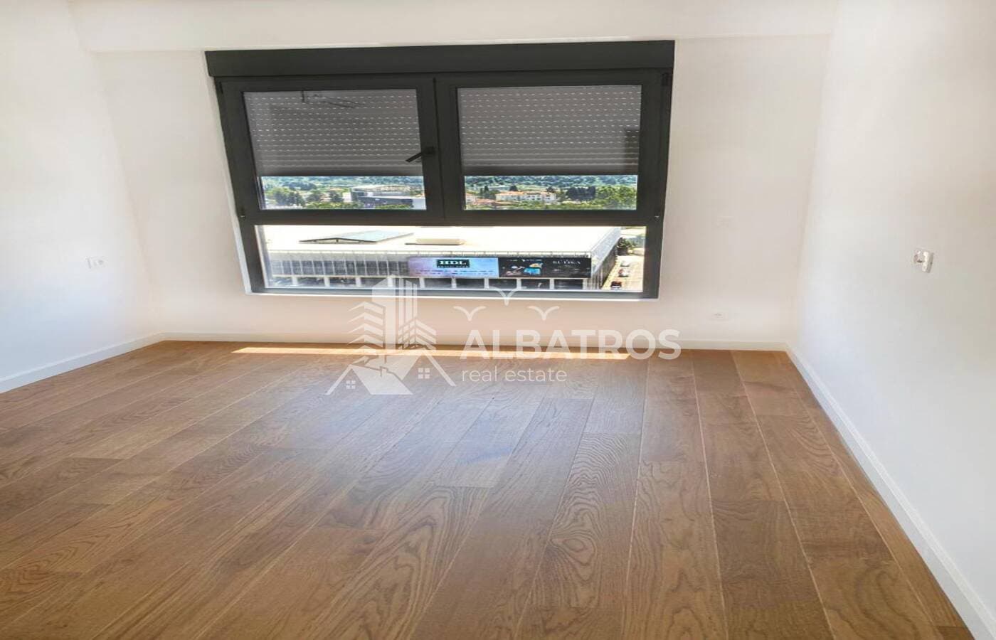 Unfurnished One-Bedroom Apartment 74 m², Center, Bar — 2