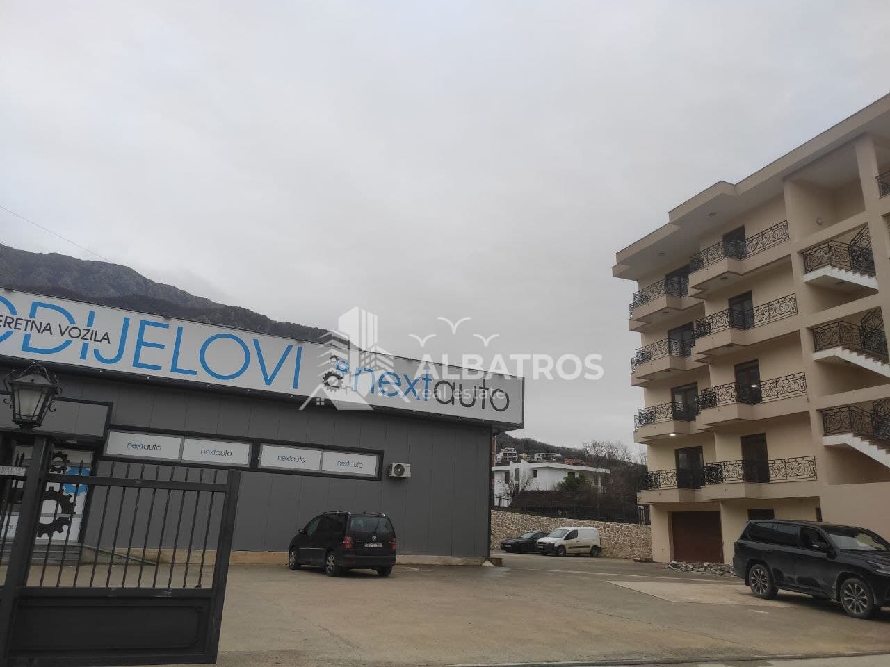 Commercial Space 1707 m², Tomba, Bar — 2