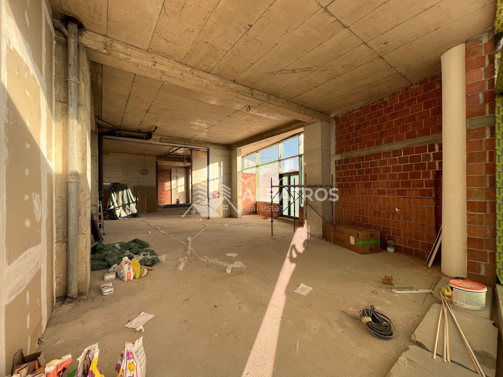 180 m² Commercial Space in Twins House Building, Near the Big Voli, Bar