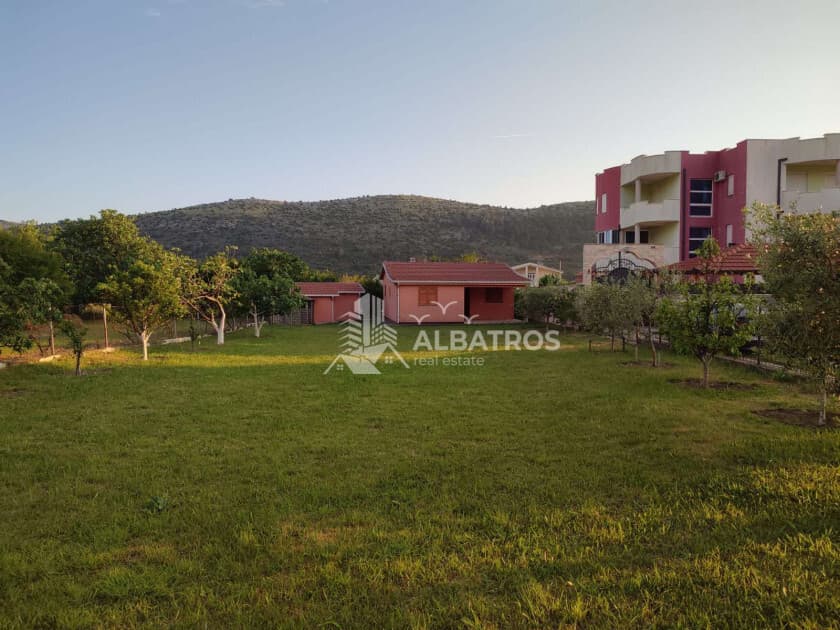 Bar, Tomba'da Satılık 800 m² Arsalı 77 m² Ev
