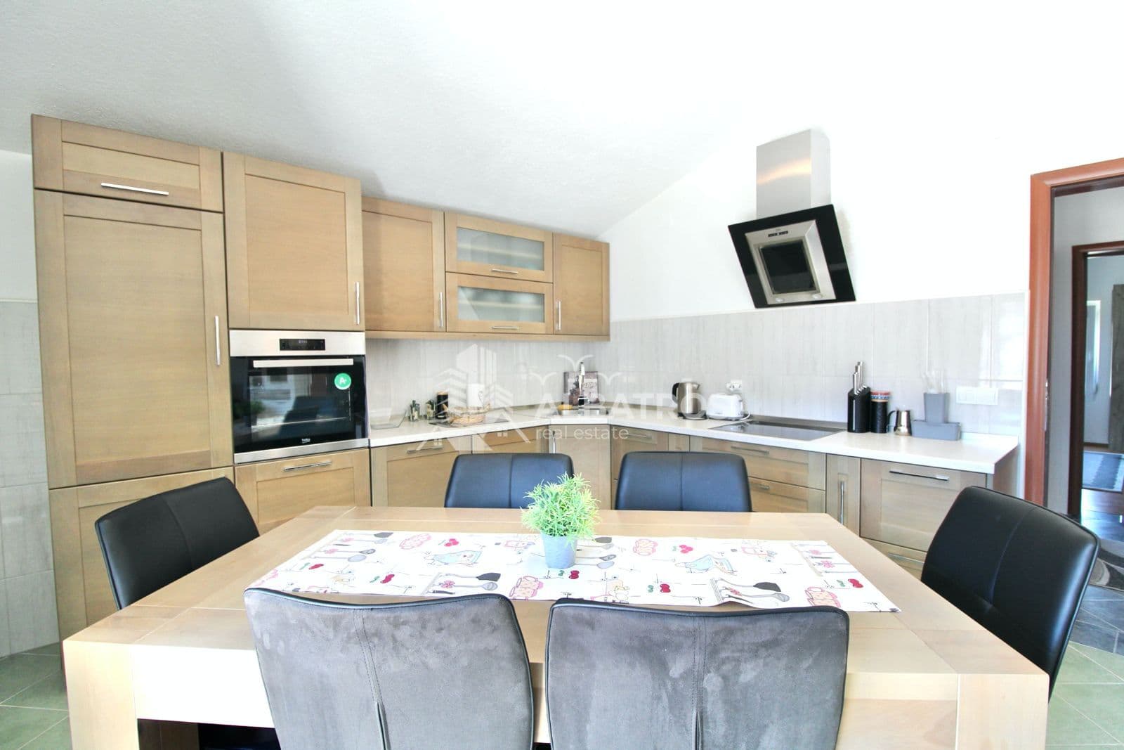 Háromszobás, 130 m²-es lakás kiadó Čelugán, Barban - 4. kép