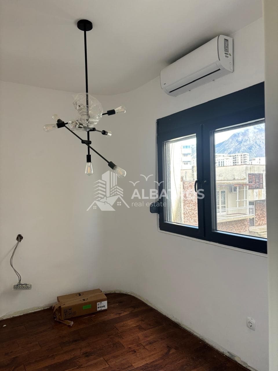 34 m² Commercial Space in the Center of Bar