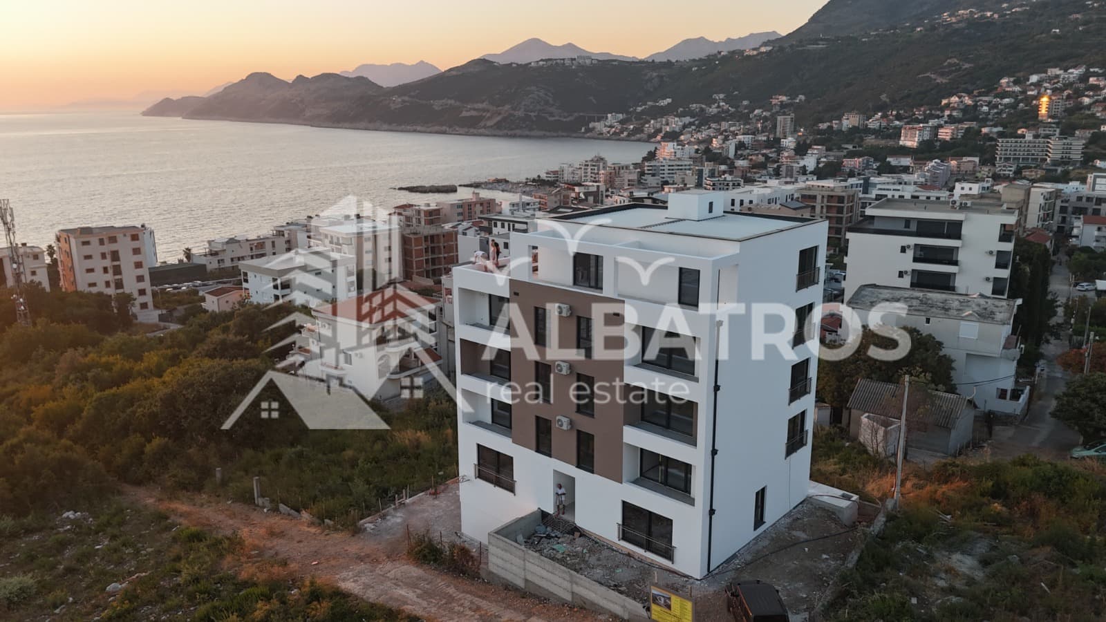 Bar, Dubrava'da Yeni Binada Deniz Manzaralı 1+1 ve 2+1 Daireler