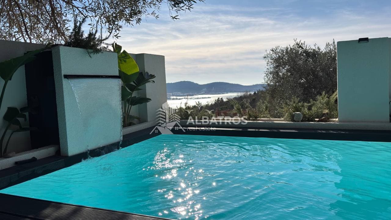 Bar, Šušanj'da Satılık Havuzlu, Deniz Manzaralı Villa