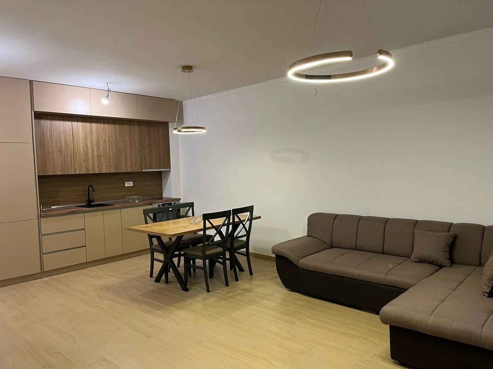 Dobrota'da Dağ Manzaralı Geniş Daire