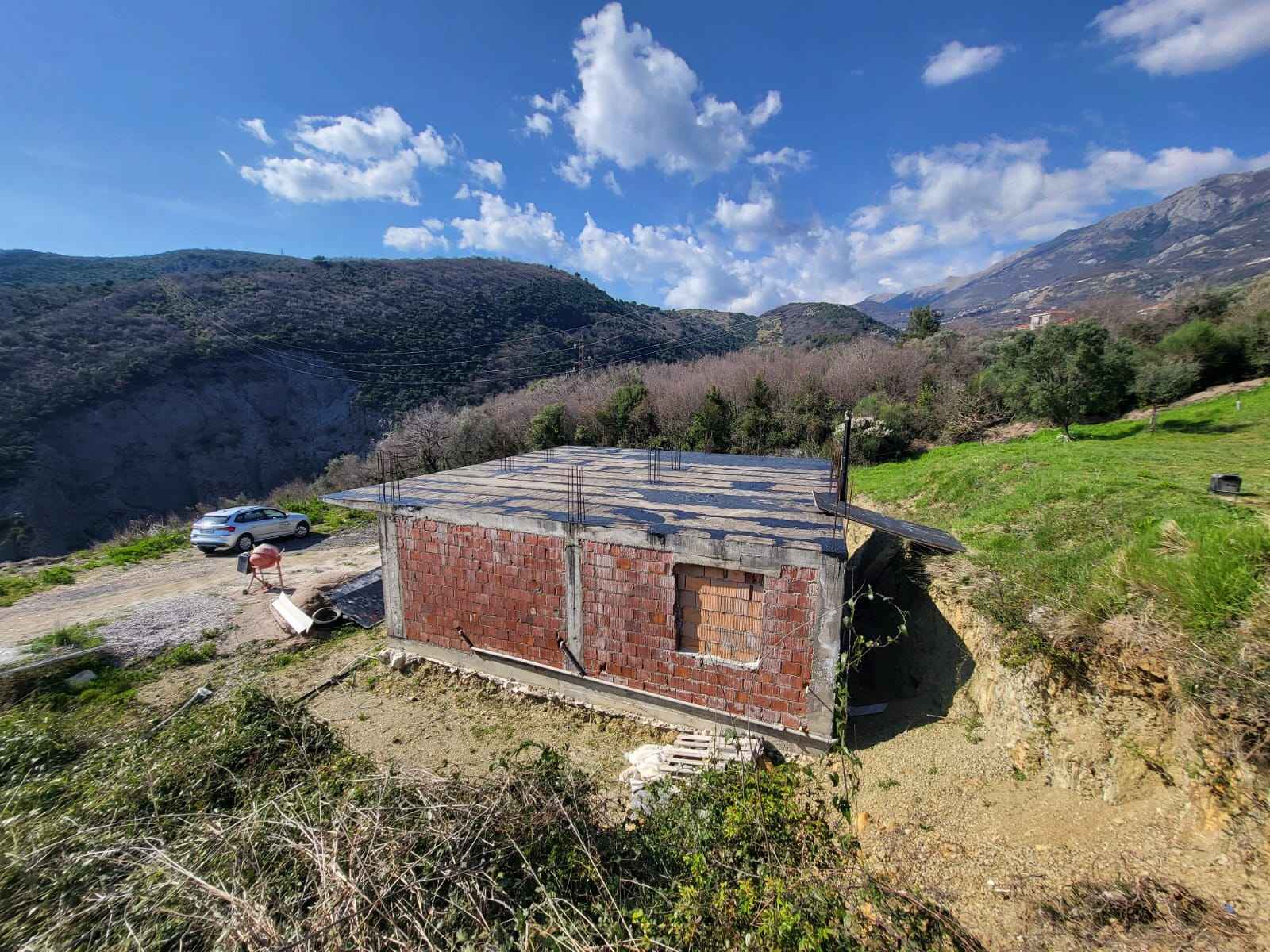 Bečići, Budva'da Panoramik Deniz ve Tepe Manzaralı 80 m2, 905 m2 Arsa Üzerinde Ev - Görsel 4
