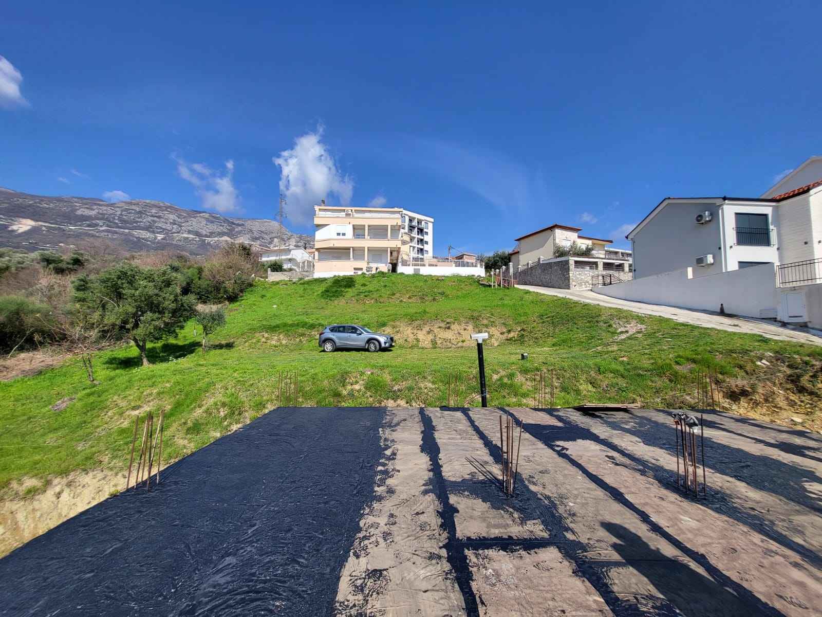 Bečići, Budva'da Panoramik Deniz ve Tepe Manzaralı 80 m2, 905 m2 Arsa Üzerinde Ev - Görsel 5
