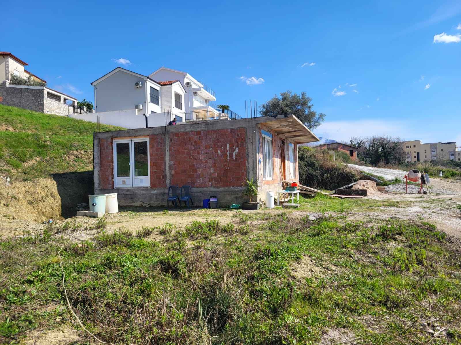 Bečići, Budva'da Panoramik Deniz ve Tepe Manzaralı 80 m2, 905 m2 Arsa Üzerinde Ev - Görsel 3