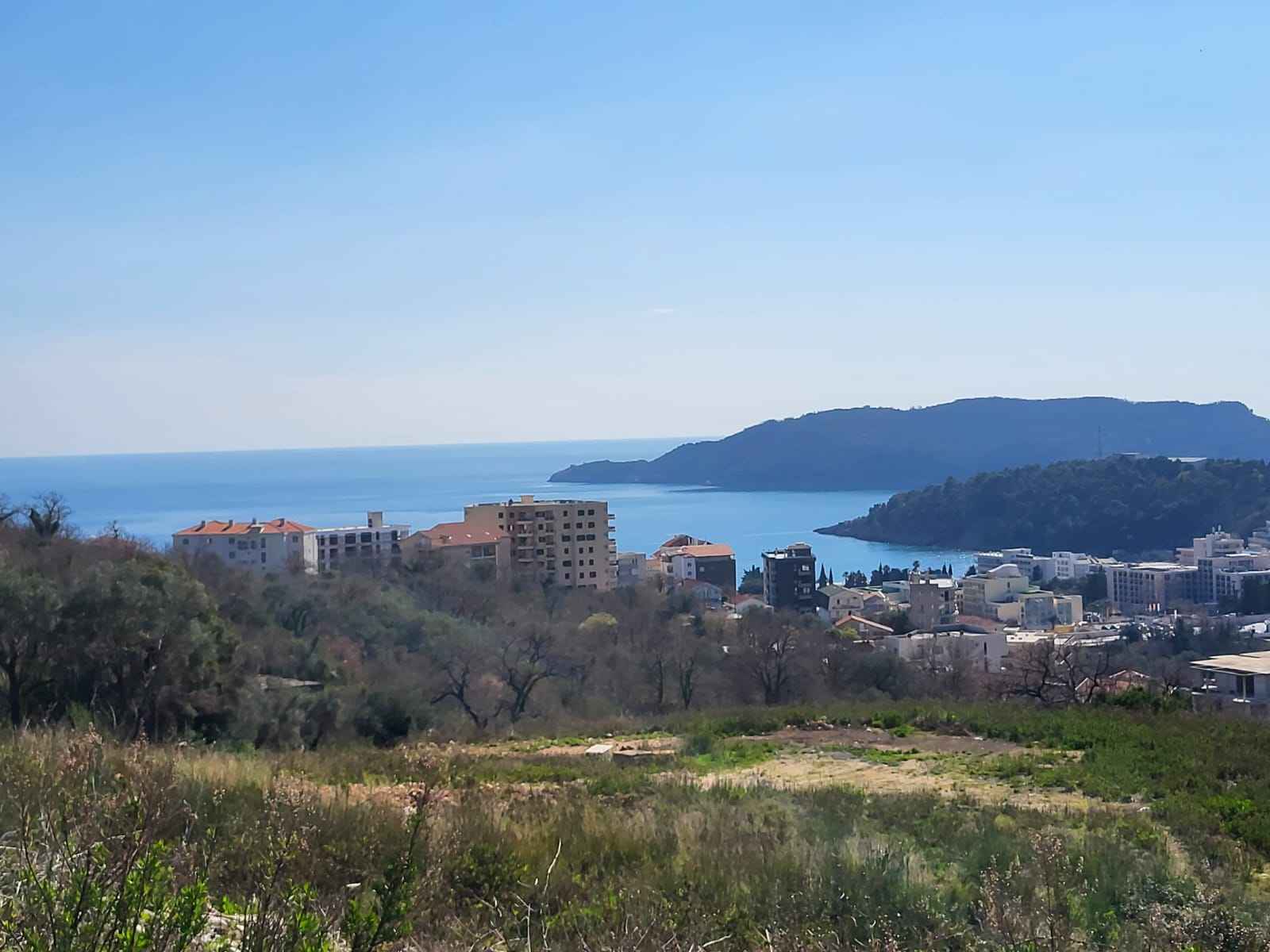 Bečići, Budva'da Panoramik Deniz ve Tepe Manzaralı 80 m2, 905 m2 Arsa Üzerinde Ev