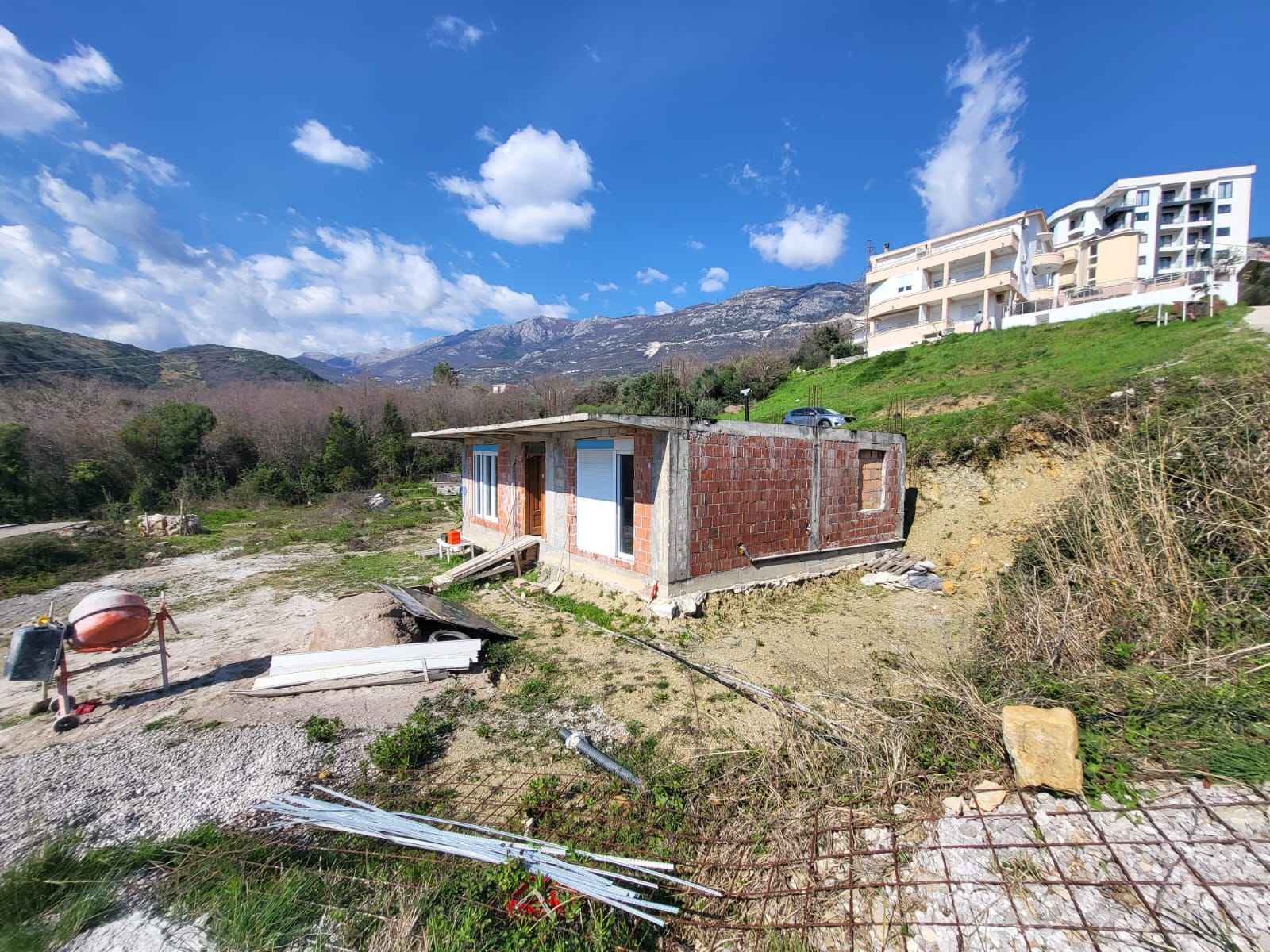 Bečići, Budva'da Panoramik Deniz ve Tepe Manzaralı 80 m2, 905 m2 Arsa Üzerinde Ev — 2