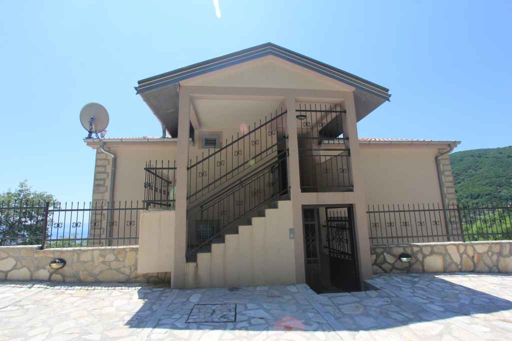 Budva'da Havuzlu ve Deniz Manzaralı Villa