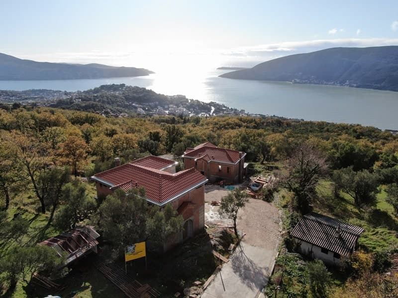 Herceg Novi, Trebesinj'de İki Villalı İmarlı Arsa