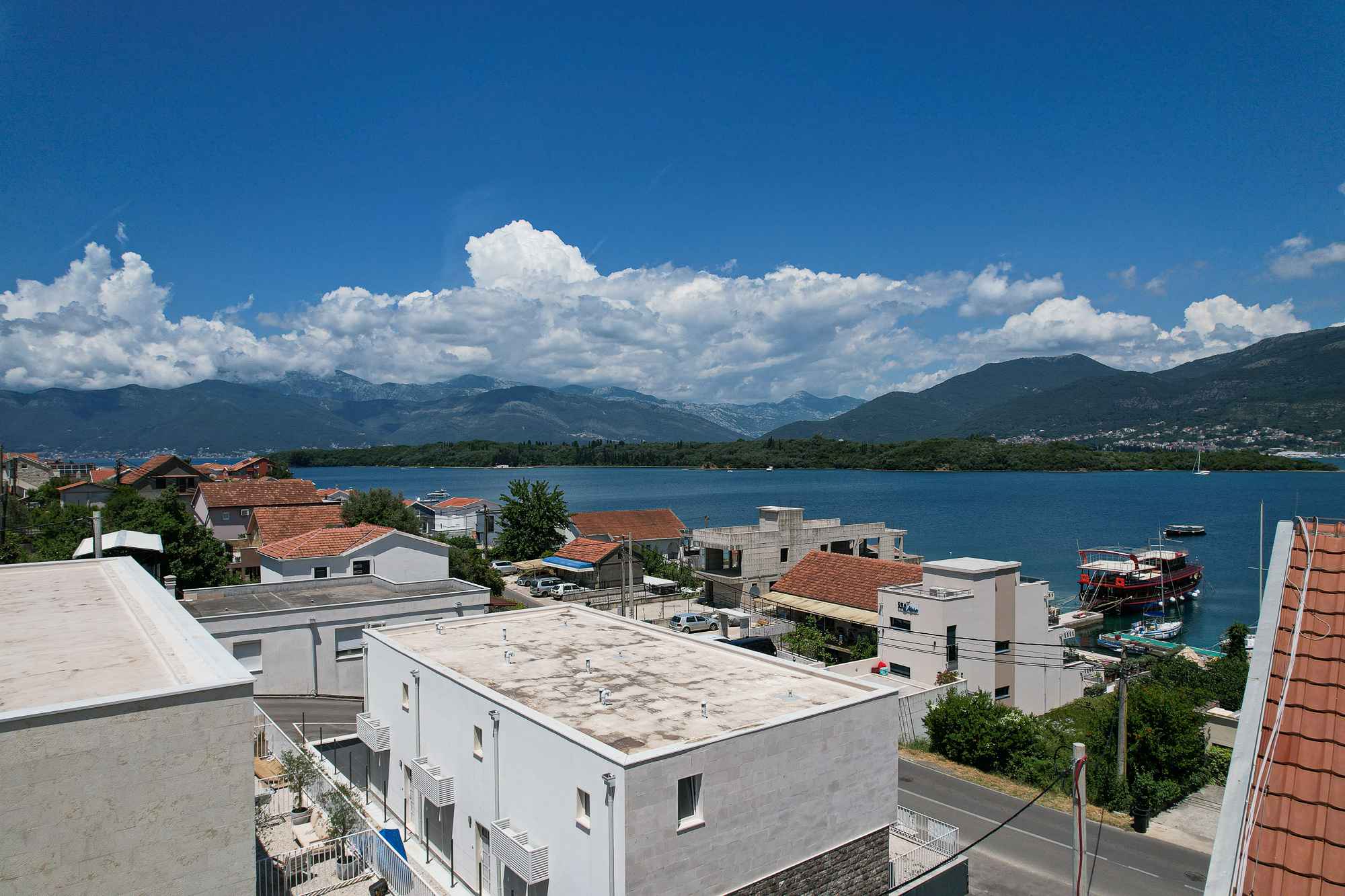 Tivat, Đuraševići'de Deniz Manzaralı Geniş 5+1 Ev