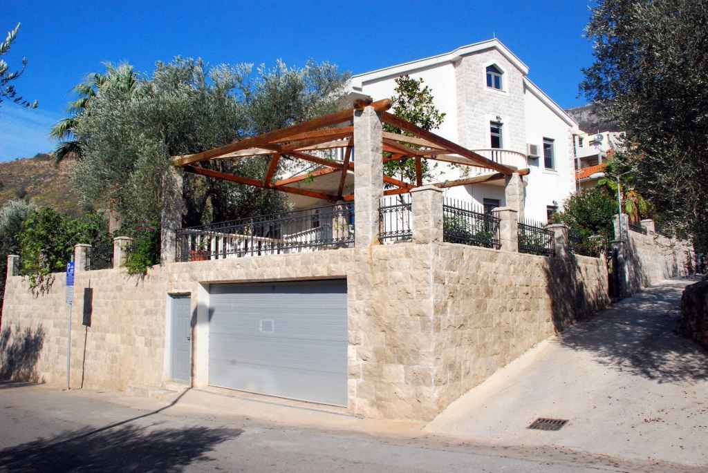Petrovac'ta Lüks 4+1 Villa