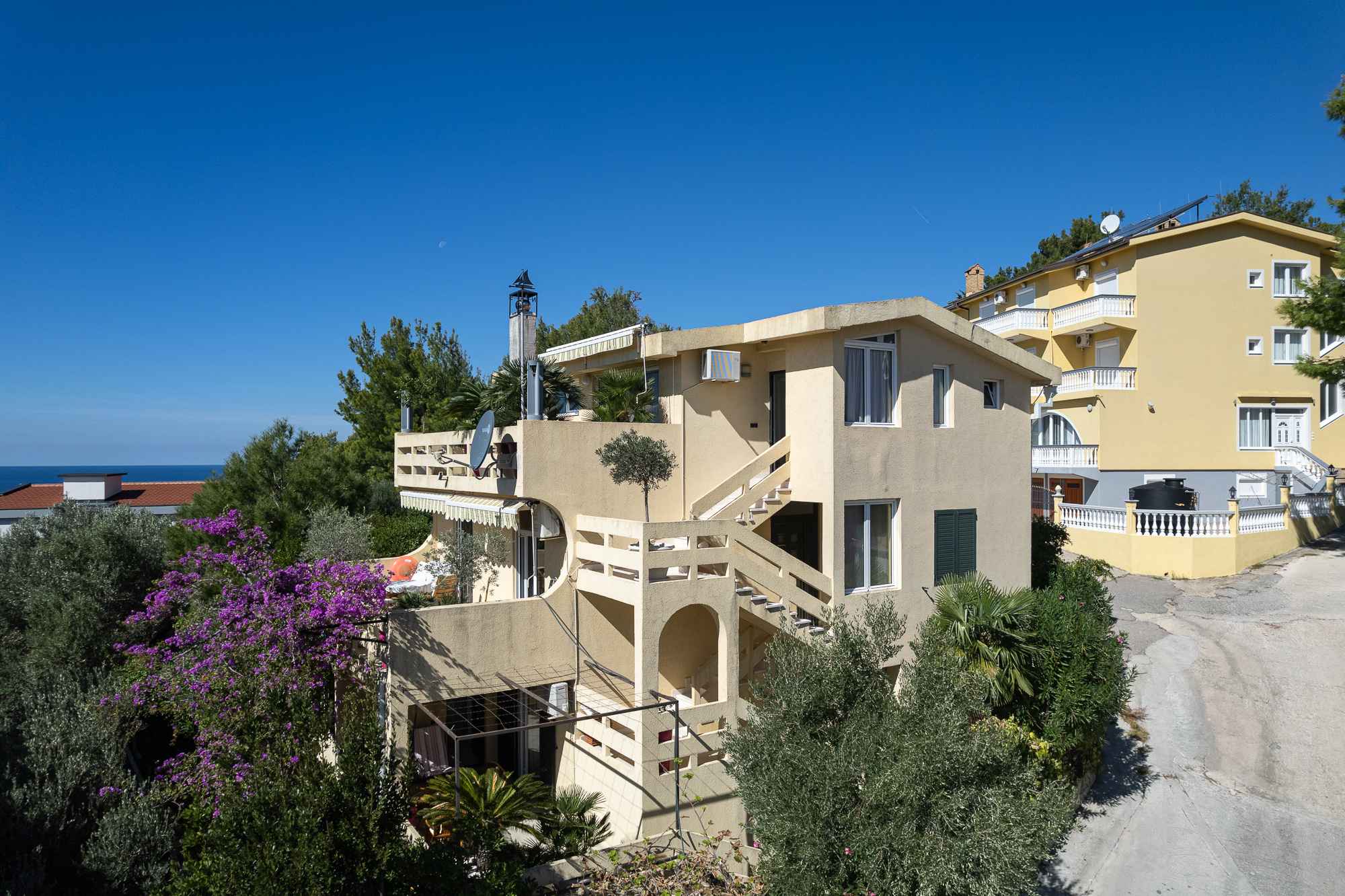 Mediterranean villa with 3 separate apartments in Šušanj, Bar – ideal for a mini-hotel investment