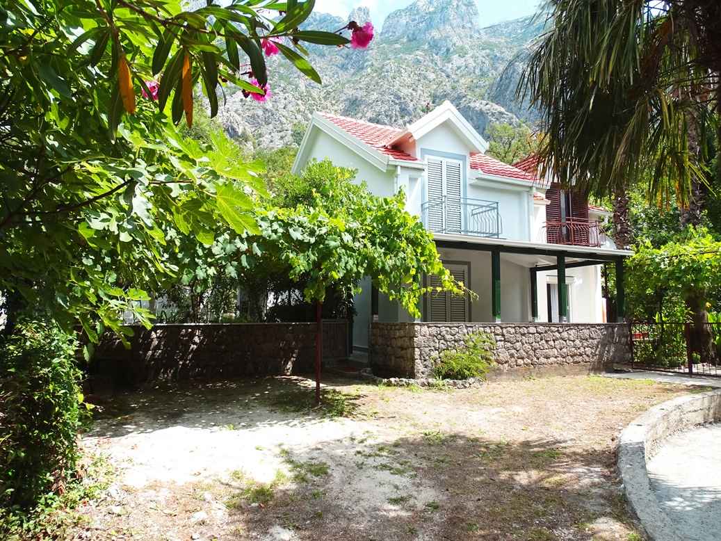 Kotor, Orahovac'ta Eşyalı 2+1 Müstakil Ev, 72 m2
