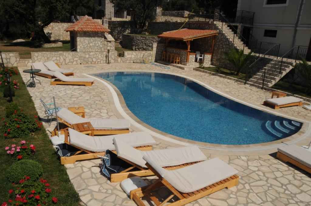 Markovići, Budva'da Havuzlu ve Deniz Manzaralı Villa — 2