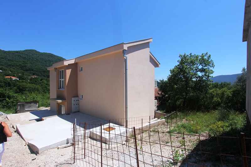 Třípodlažní dům s pěti byty v Igalu, Herceg Novi