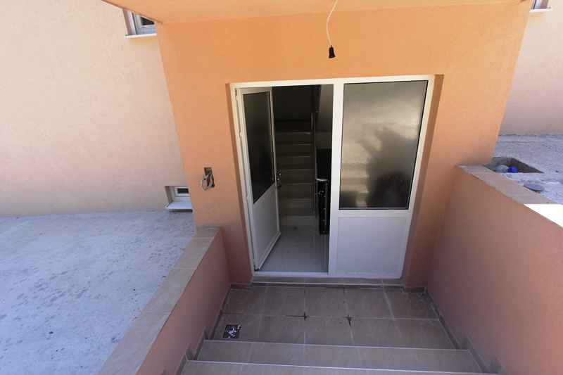 Třípodlažní dům s pěti byty v Igalu, Herceg Novi — 2
