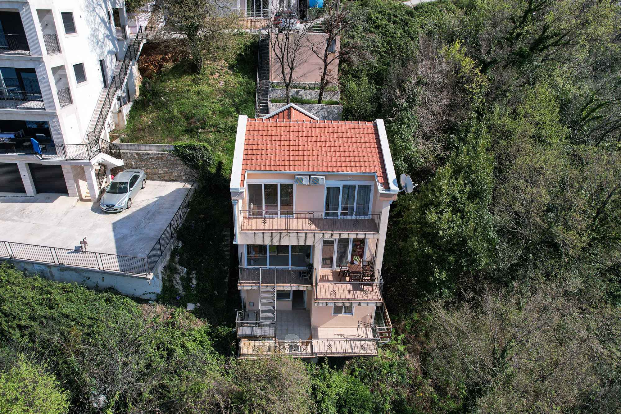 Lepetane, Tivat'ta Deniz Manzaralı, Havuzlu, Şirin Üç Katlı Villa — 2
