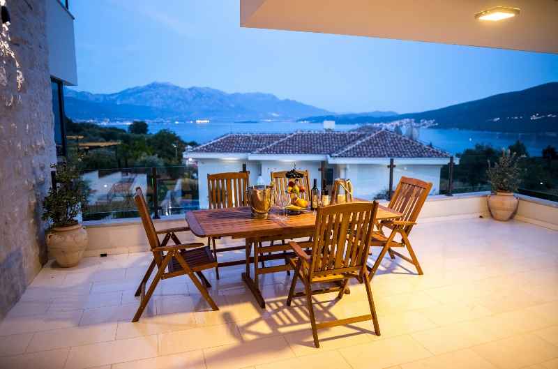 Vilë në Đenovići, Herceg Novi, 420 m2, në një parcelë prej 850 m2 - Fotoja 10