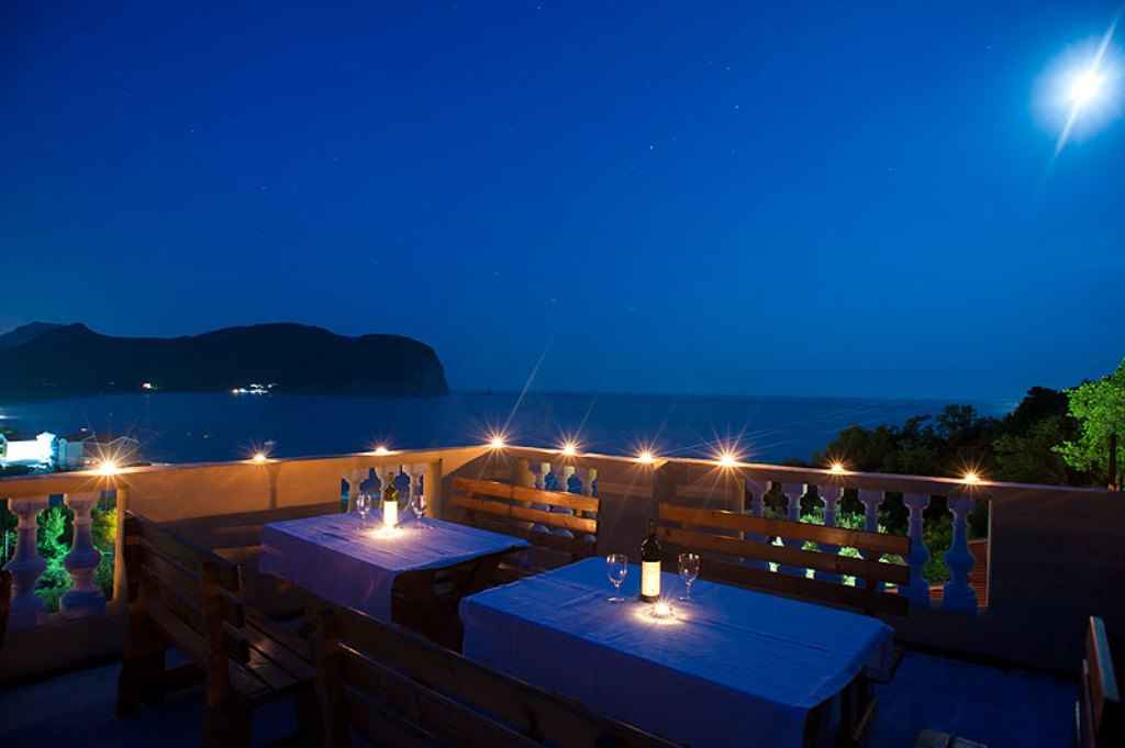 Budva, Buljarica'da Deniz Manzaralı 957 m2'lik Daireler ile Otel