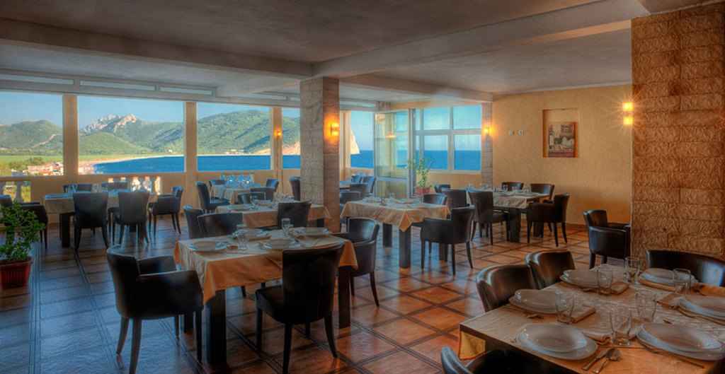 Budva, Buljarica'da Deniz Manzaralı 957 m2'lik Daireler ile Otel — 2