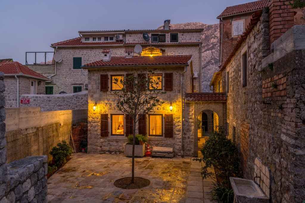 Prčanj, Kotor'da Deniz Kenarında 100 m2 Restoranlı İki Ev — 2