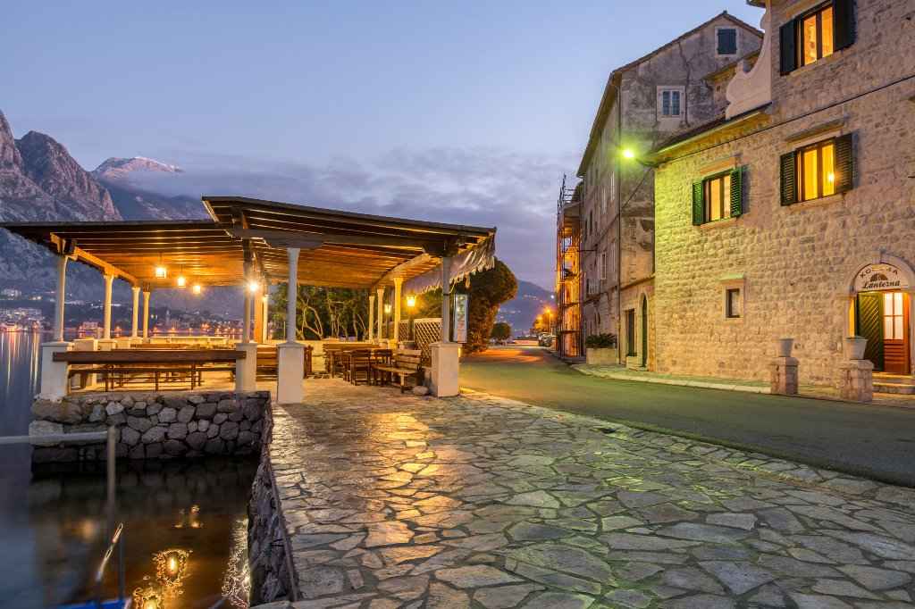 Prčanj, Kotor'da Deniz Kenarında 100 m2 Restoranlı İki Ev