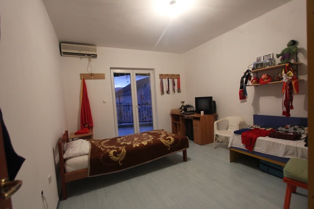 Furnished house with 2 apartments and partial sea view in Topla, Herceg Novi - Image 9