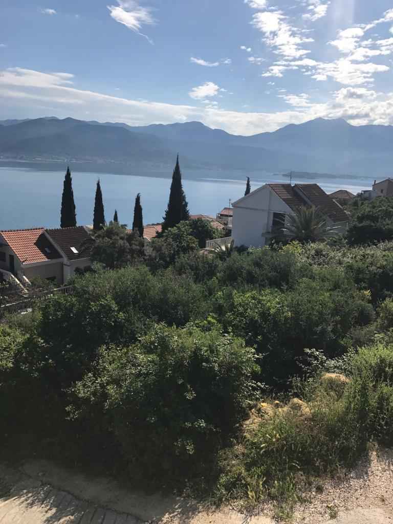 Tivat, Krasici'de Deniz Manzaralı İmarlı Arsa