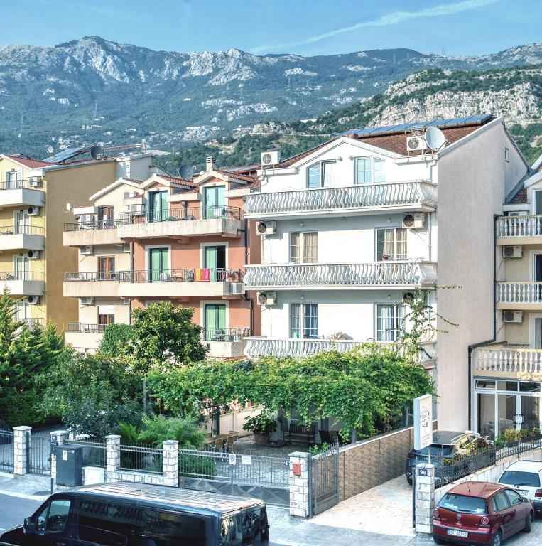 Budva'da, Denize 750 m Mesafede, 12 Daireli Aileye Ait Mini Otel