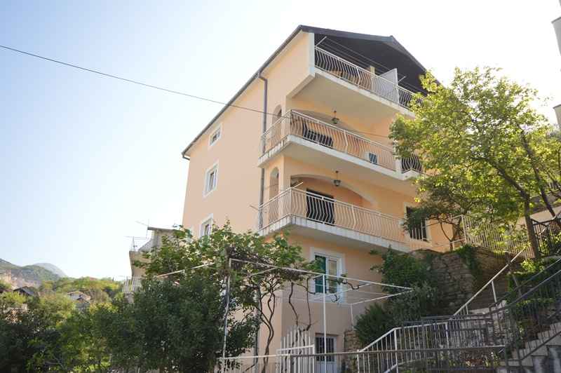 דירה של 85 מ״ר עם 3 חדרי שינה ונוף לים בהרצג נובי