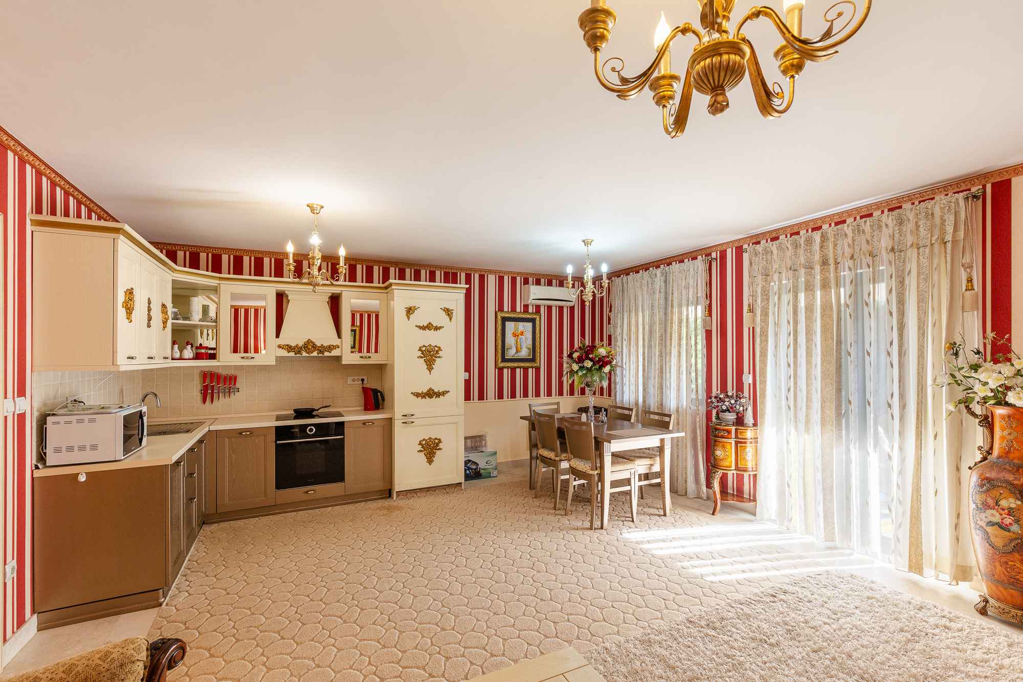 Lastva'da 174 m², Üç Katlı 3+1 Ev — 2